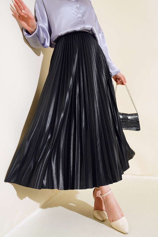 Women's Leather Look Pleated Flared Skirt - Black